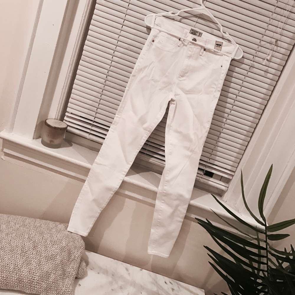 ABERCROMBIE white high-rise jeans☁️